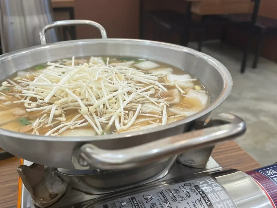 테이블 위 키오스크로 돌판 부자석갈비 주문 화면