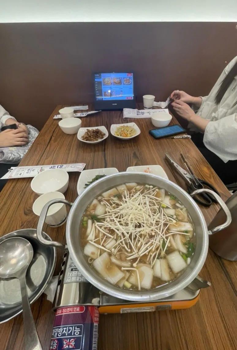 우엉강정튀김이 포함된 기본 반찬 한 상
