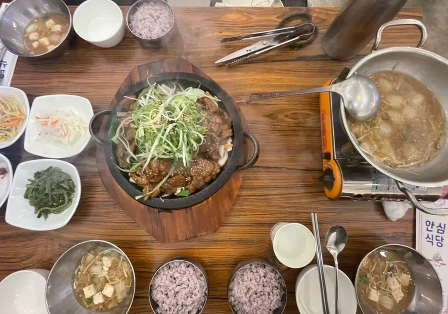 돌판 위에서 지글지글 익는 부자석갈비