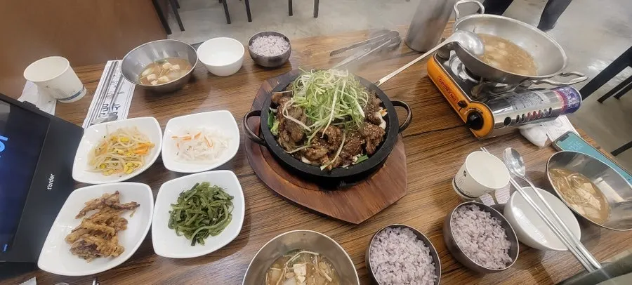 돌판 석갈비와 청국된장찌개가 함께 차려진 상