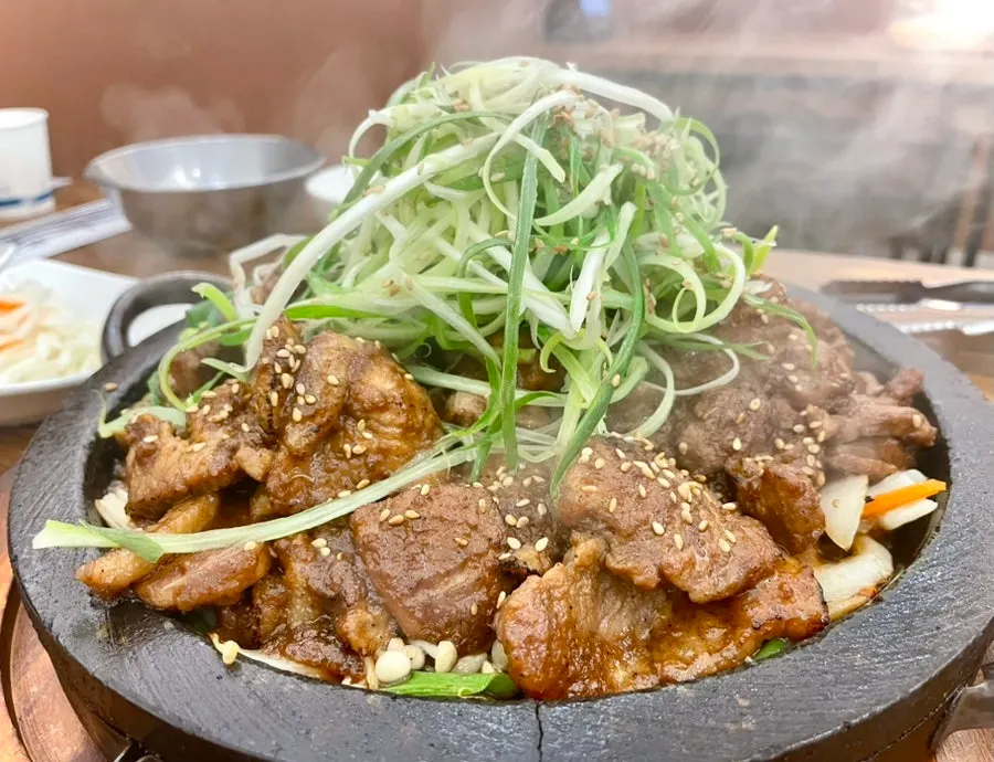 산처럼 높이 쌓인 돌판 부자석갈비