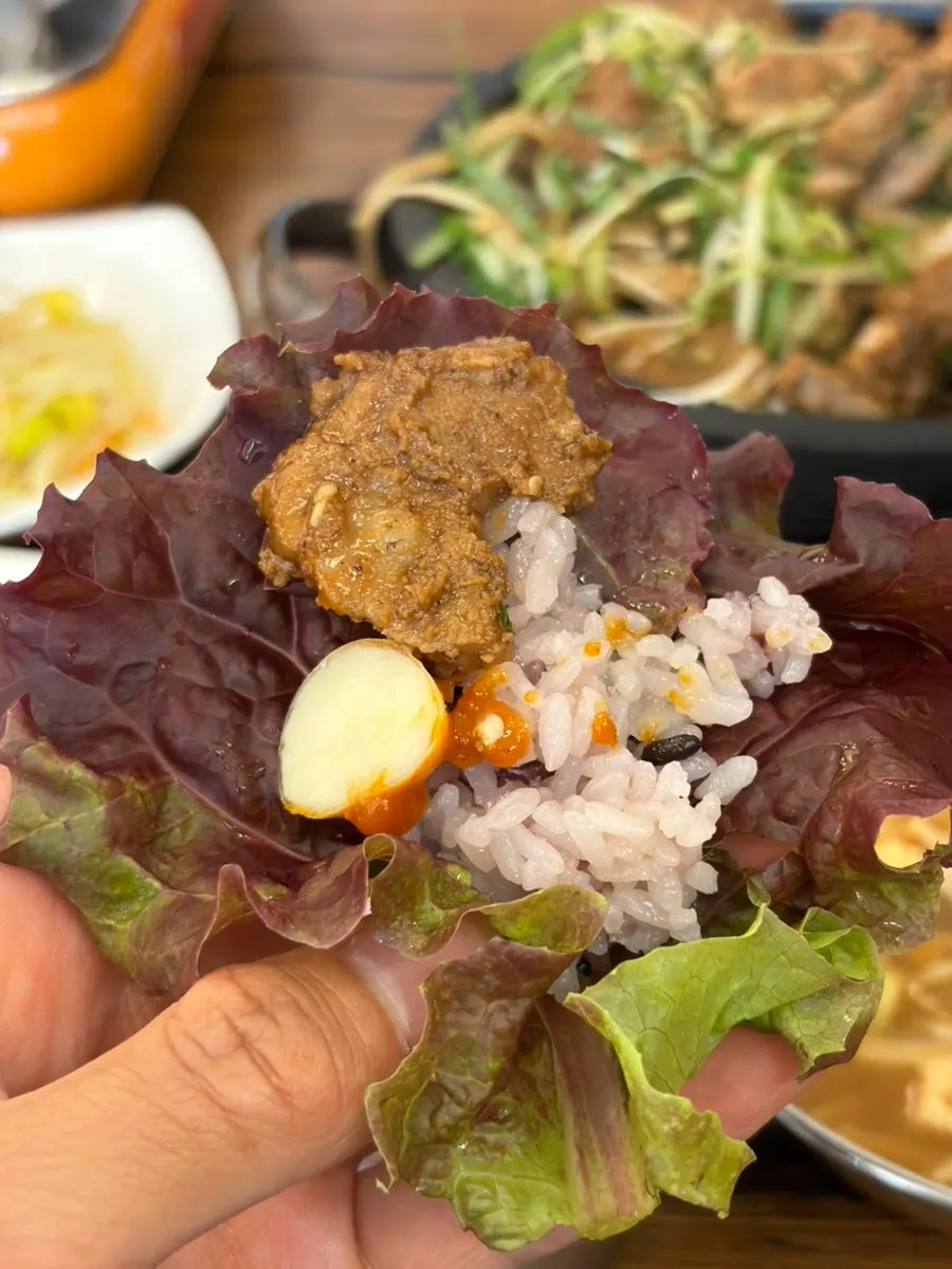 Wrapping buja seokgalbi in lettuce