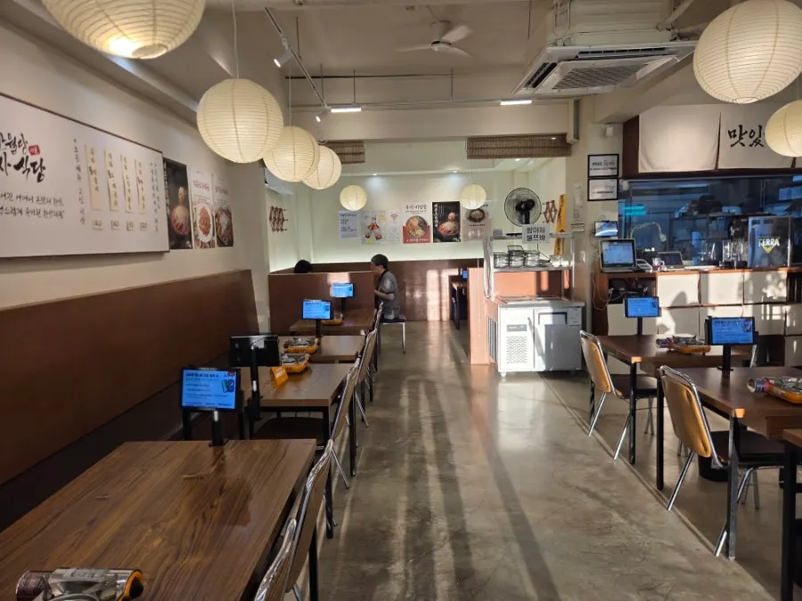 Neatly arranged interior of Banwoldang Buja Sikdang Suseong Branch