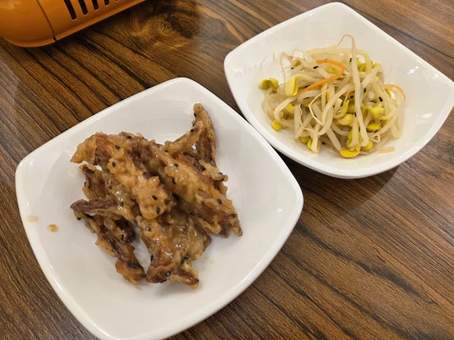 Side dish plate including fried chili