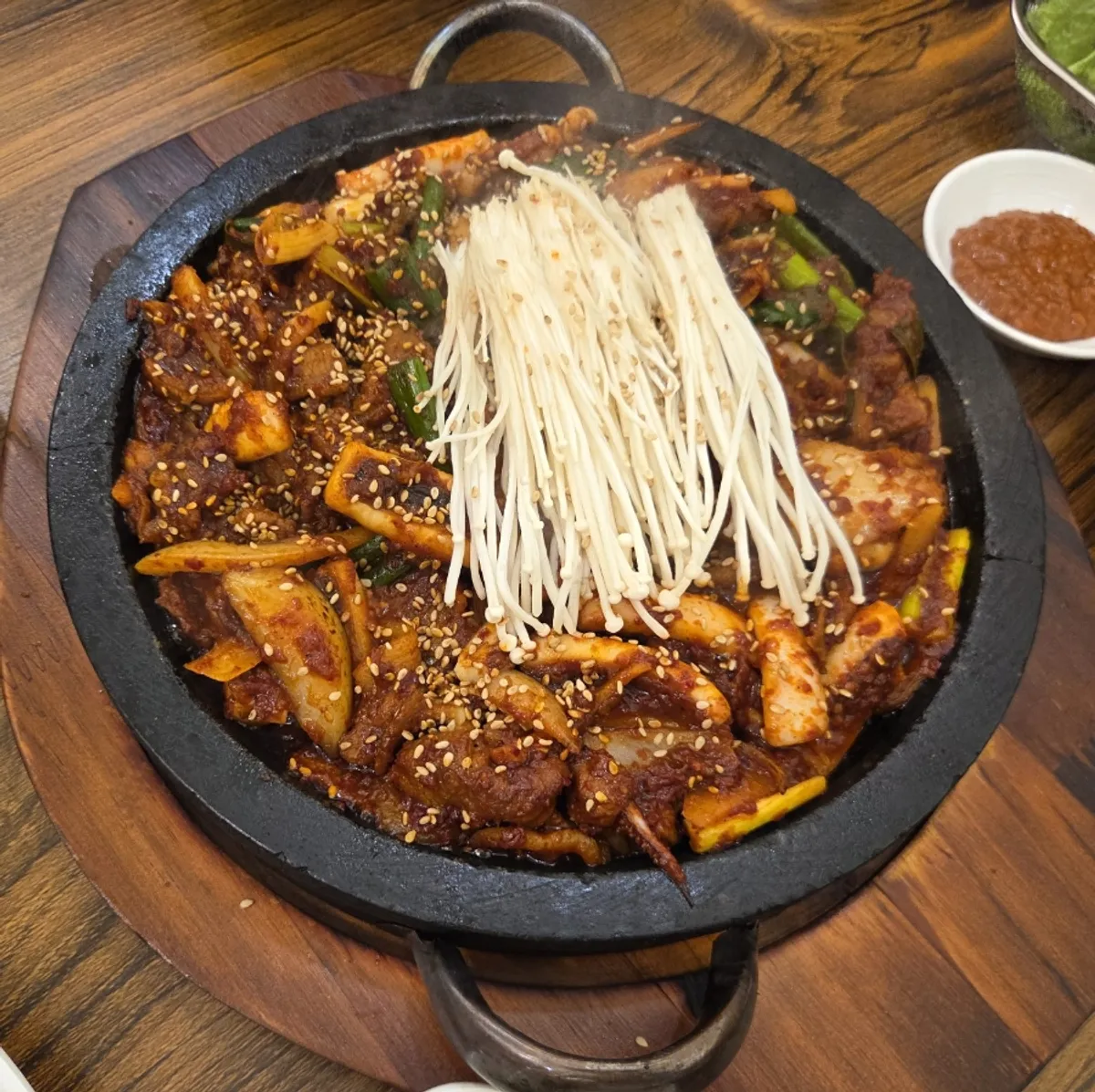 Fire-grilled squid pork stir-fry sizzling on the stone plate