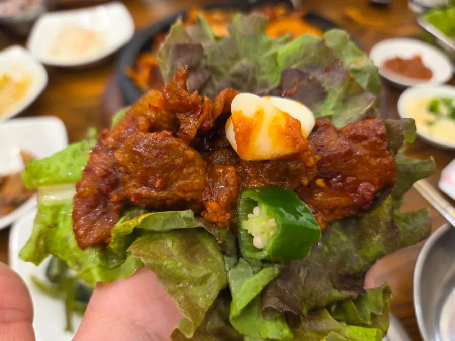 Fire-grilled squid pork stir-fry wrapped in a lettuce leaf