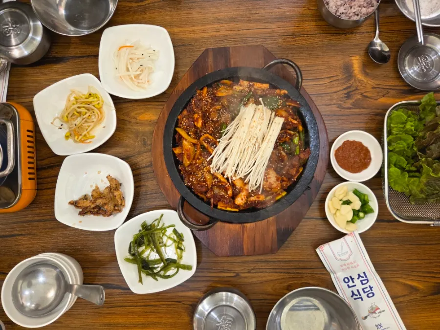 Table spread of fire-grilled stir-fry shared among three people