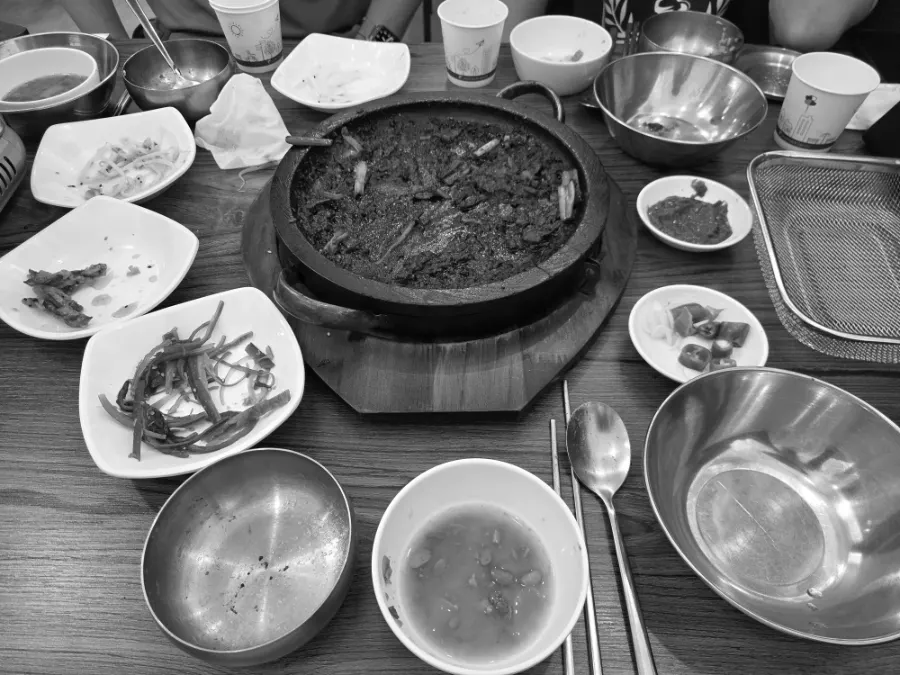 The stone plate of fire-grilled squid pork stir-fry nearly emptied