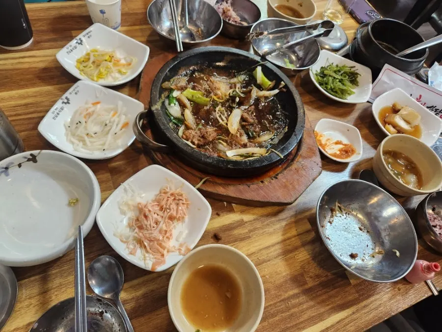 Lettuce wrap piled with meat and rice