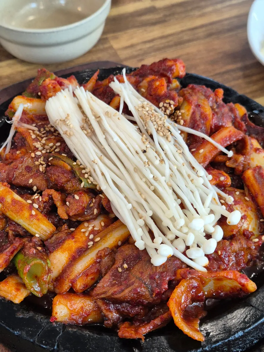 Fire-grilled squid-pork stir-fry served on a hot plate