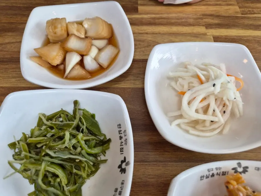 무생채와 콩나물무침 등 밑반찬 접시