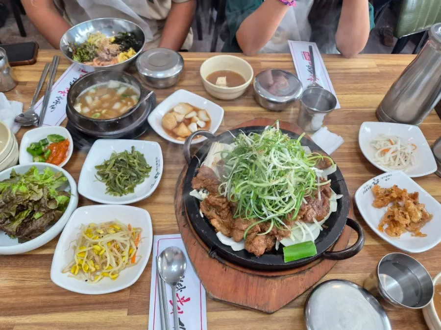 쌈채소와 마늘 고추를 담을 수 있는 셀프바
