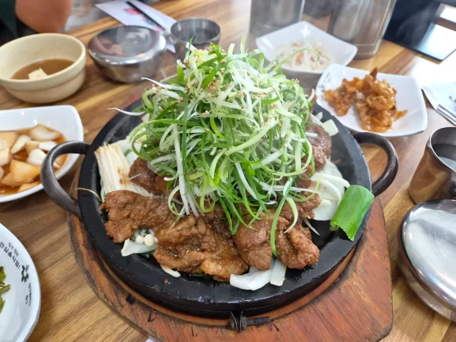 셀프바에서 담아온 쌈채소 접시