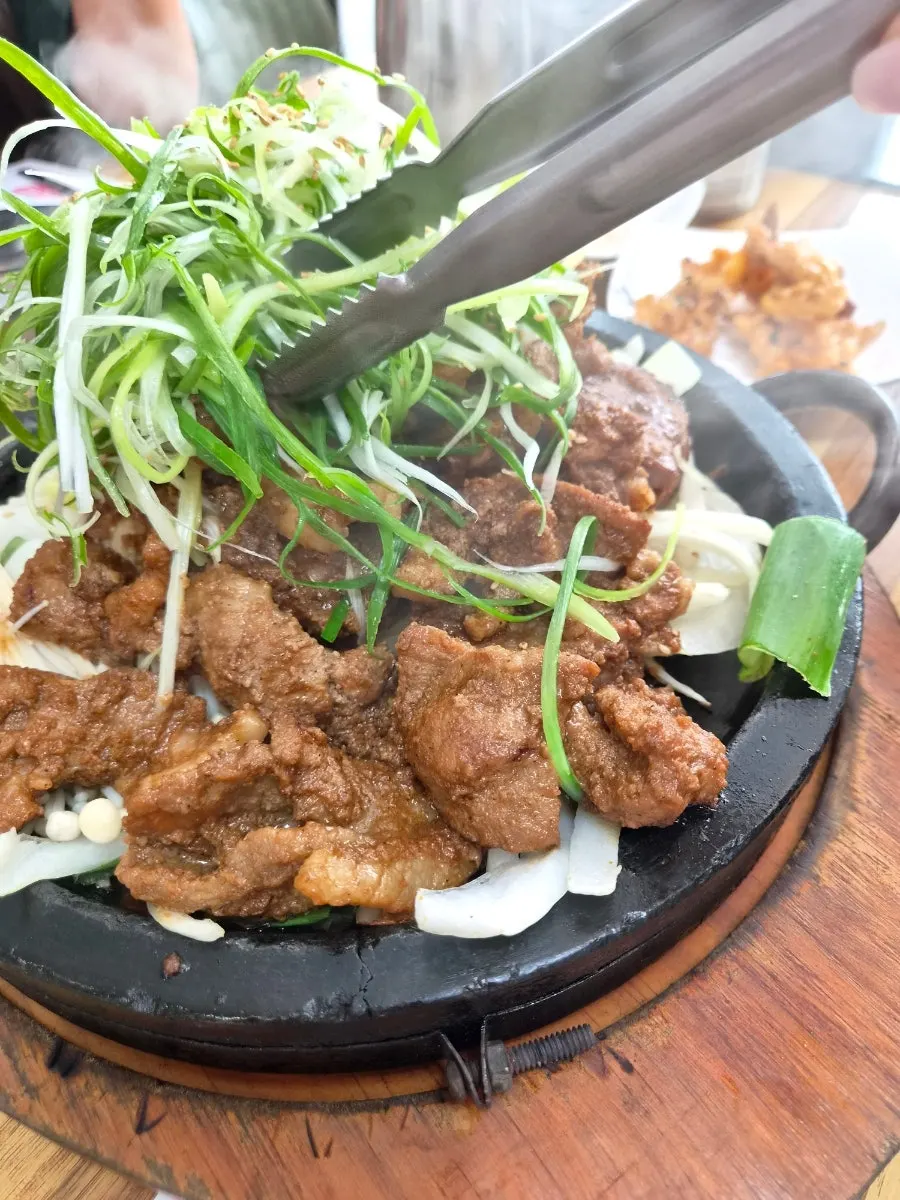 파채가 푸짐하게 올라간 돌판 석갈비