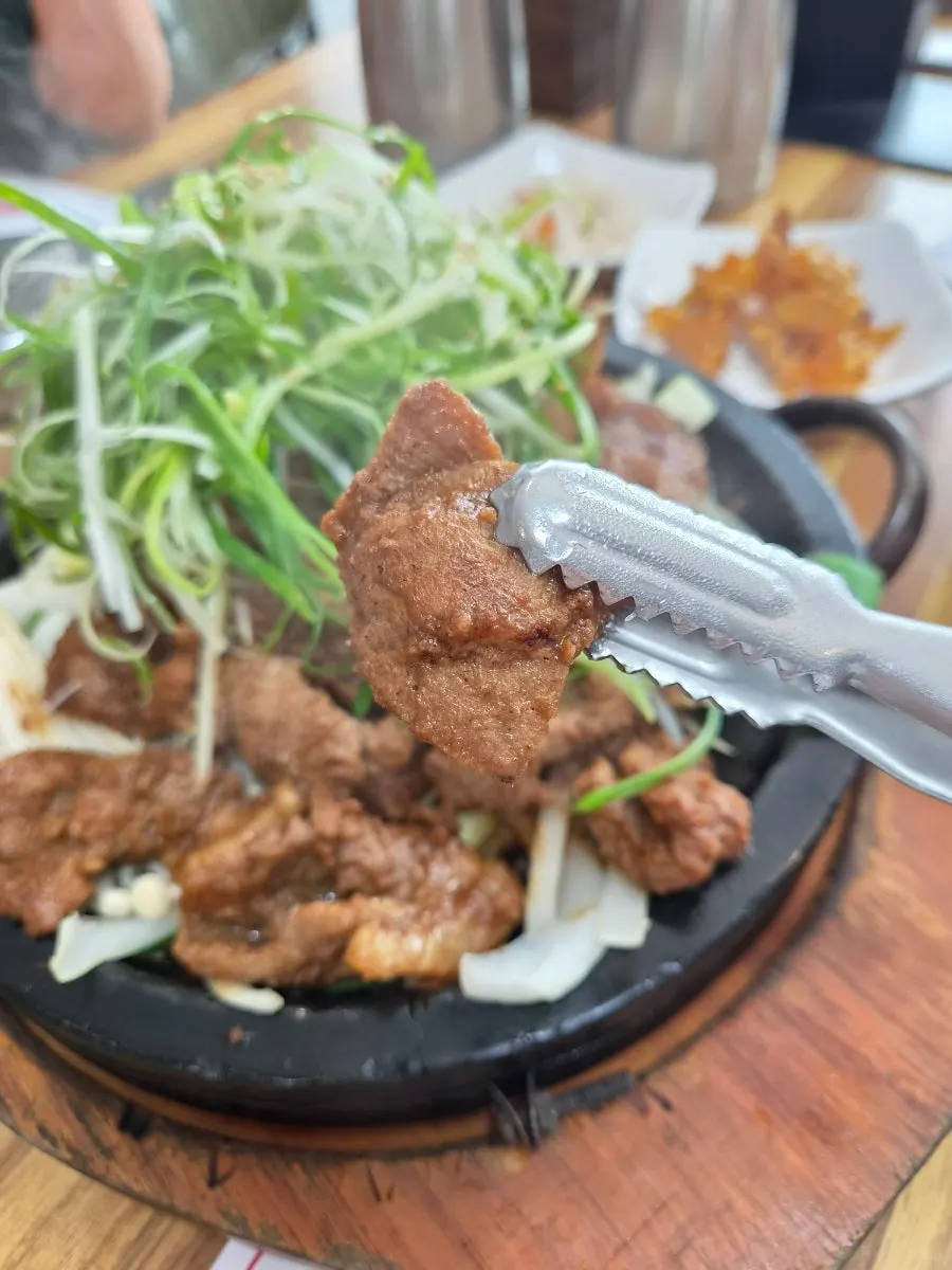 파채를 걷어낸 돌판 위 석갈비