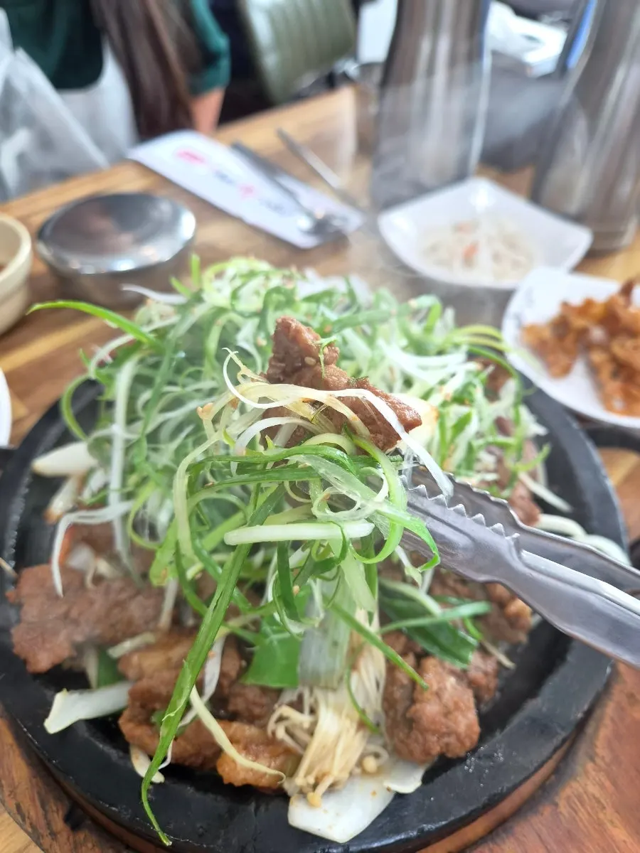 잘라낸 석갈비 한 점 클로즈업