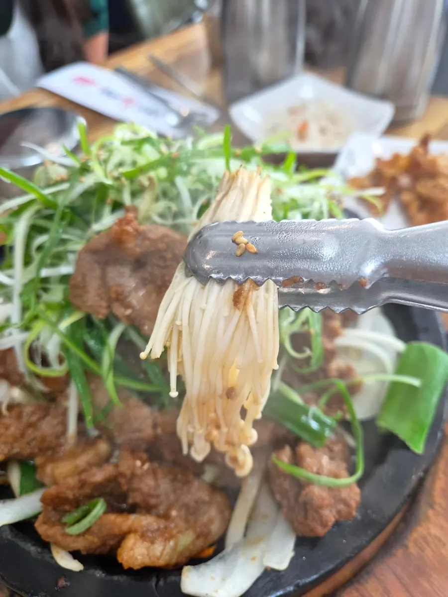 파채를 곁들인 석갈비 한 점