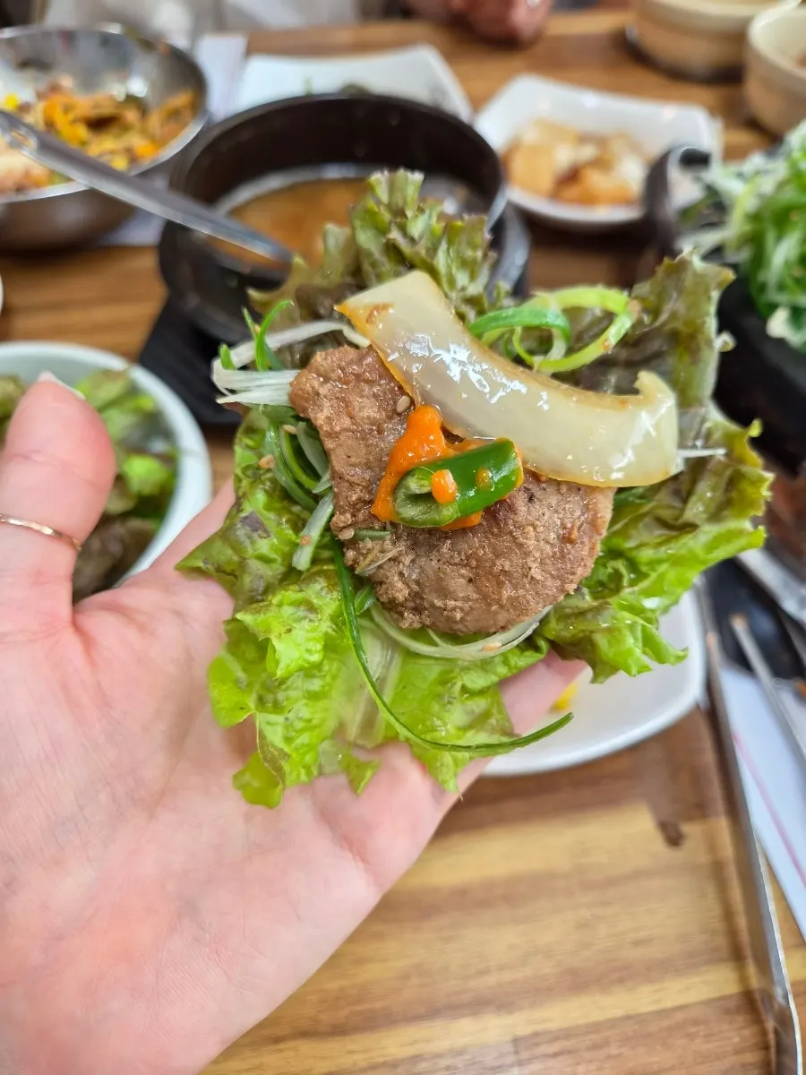 쌈채소에 석갈비를 올린 쌈