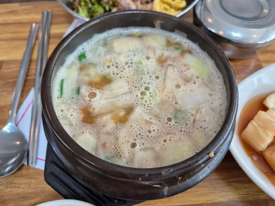 석갈비와 함께 차려진 한식 한 상