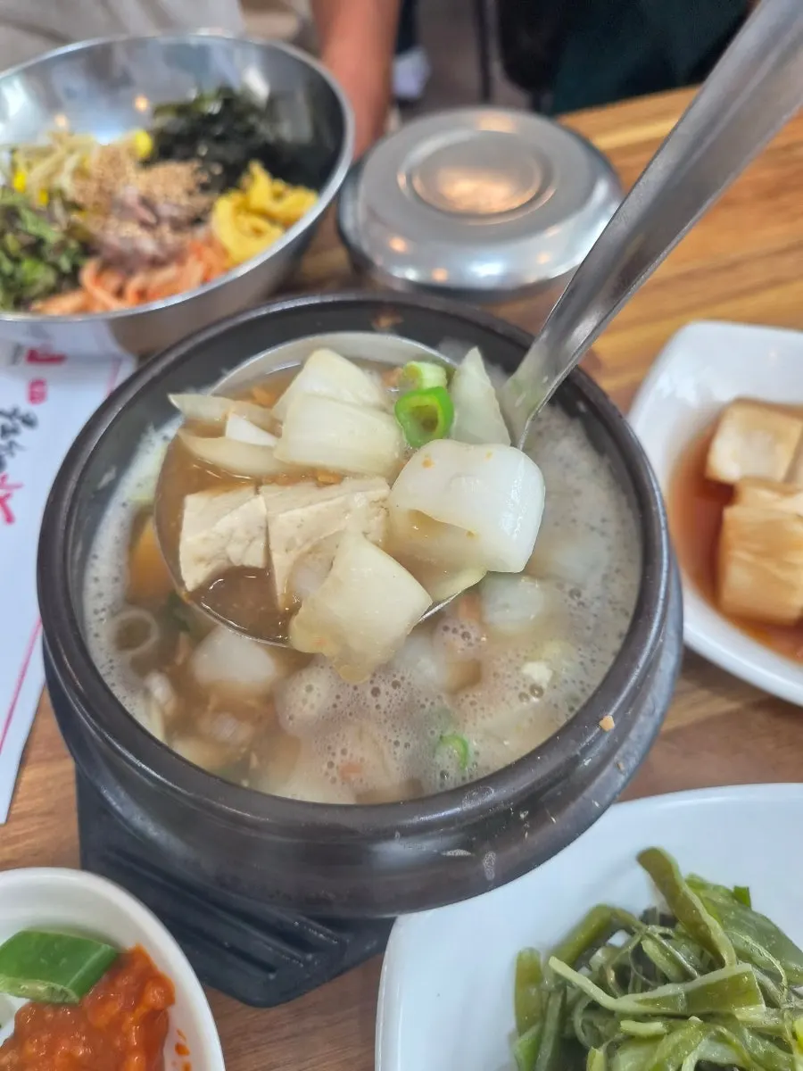 청국장 된장찌개가 놓인 테이블