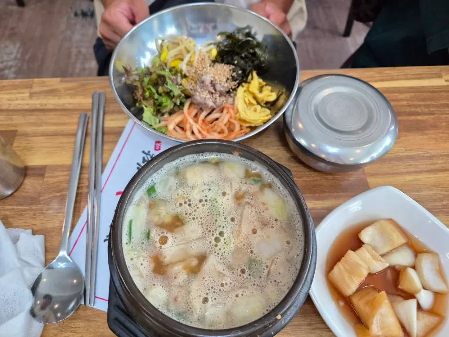 야채가 푸짐한 청국장 된장찌개