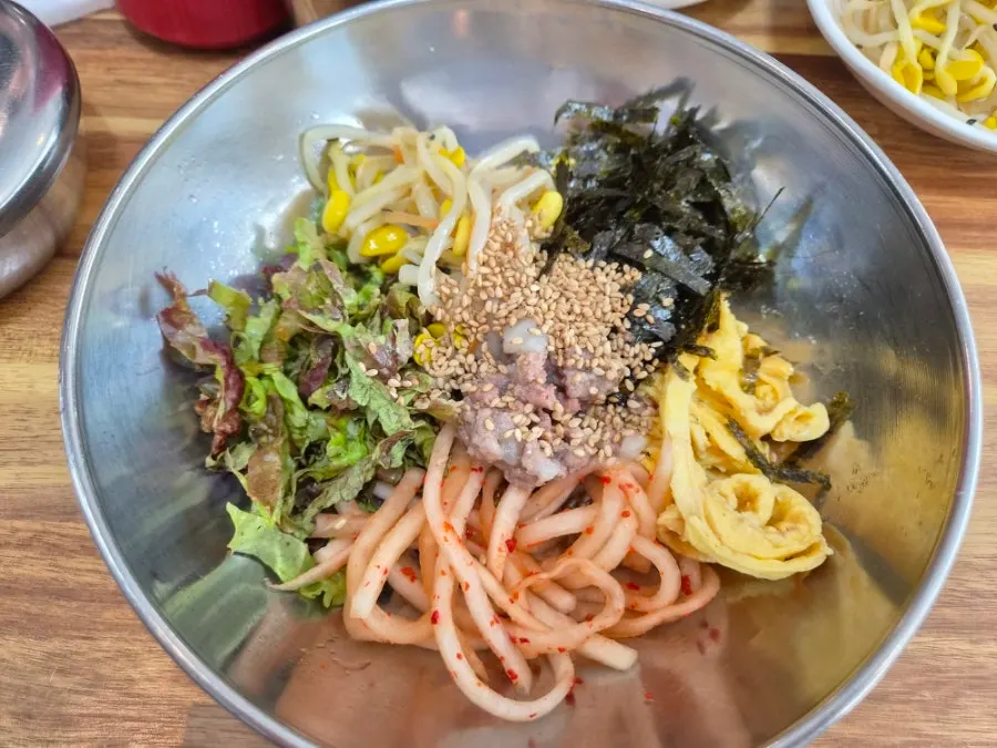 메인메뉴와 함께 나온 청국장 된장찌개