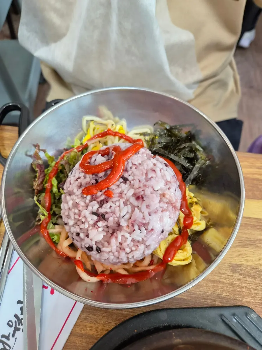 소고기와 계란지단이 올라간 비빔밥 재료