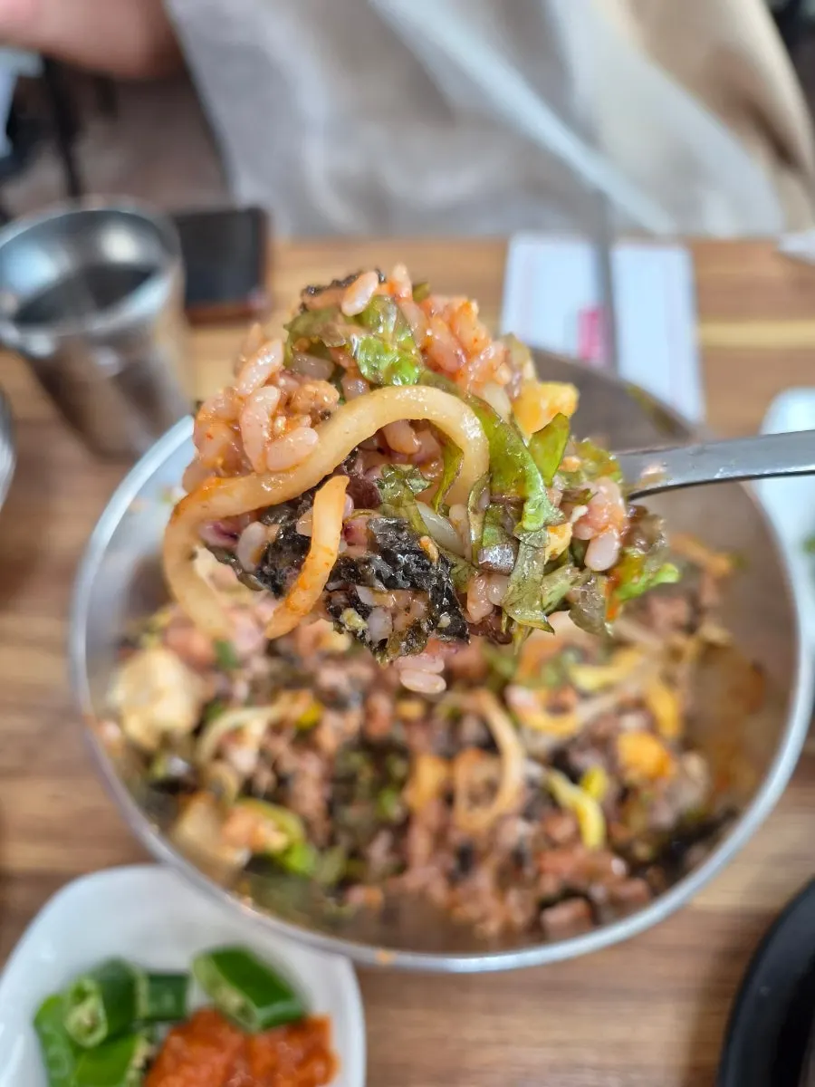고추장과 된장찌개를 넣어 비빈 비빔밥