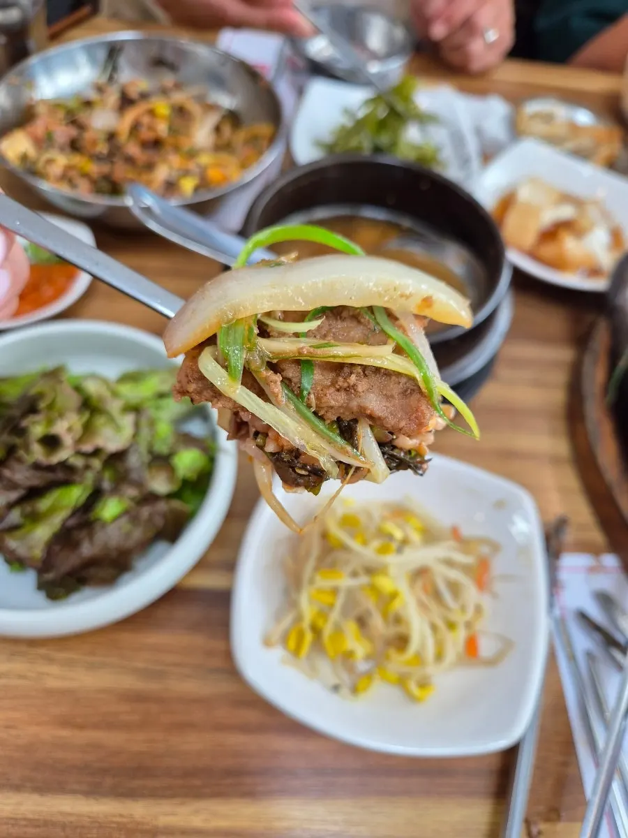 비빔밥 한 스푼에 올린 석갈비