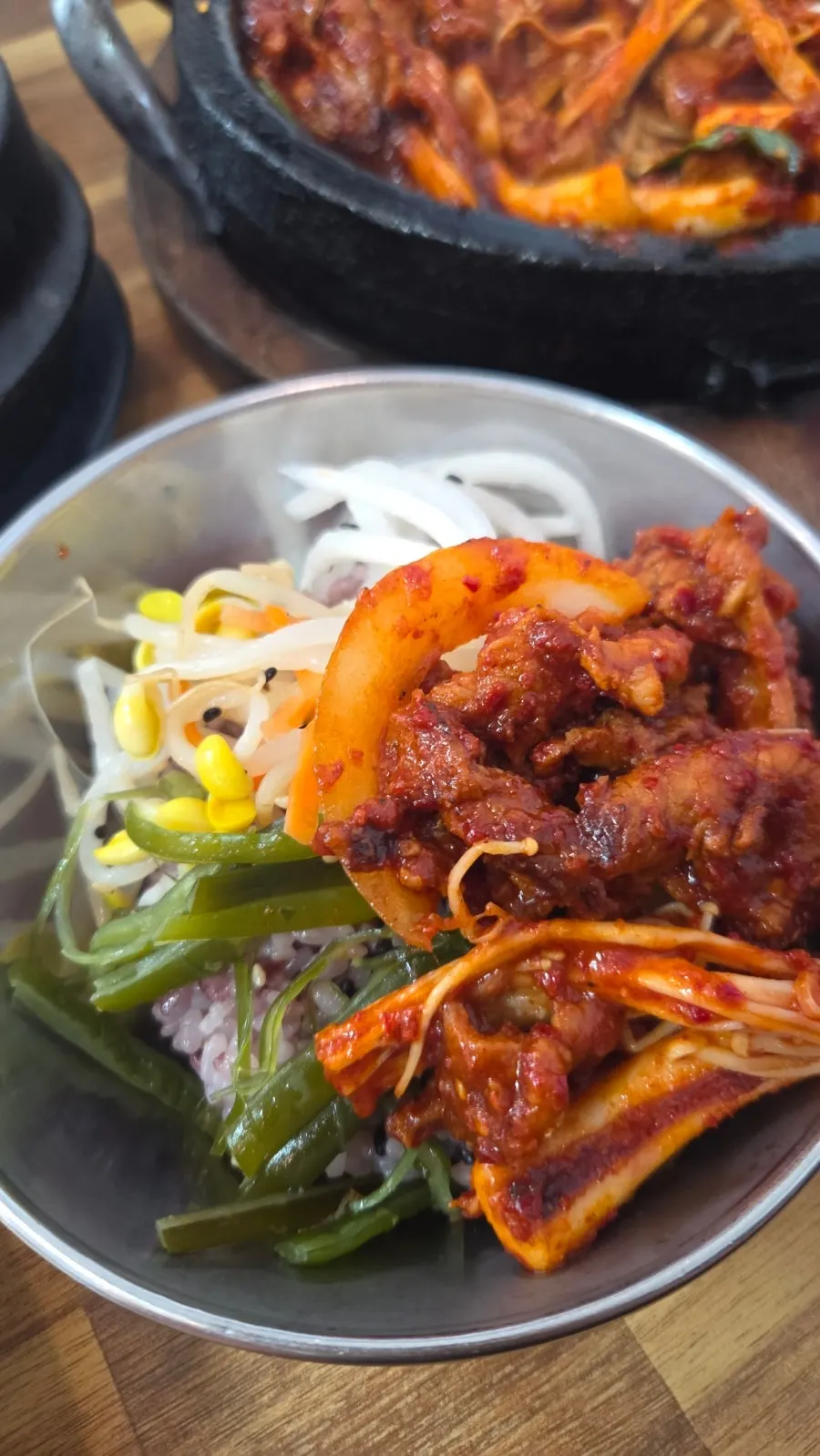 밥에 밑반찬과 볶음을 올린 모습