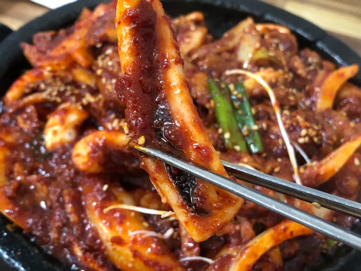 철판에 수북하게 담긴 오징어제육볶음