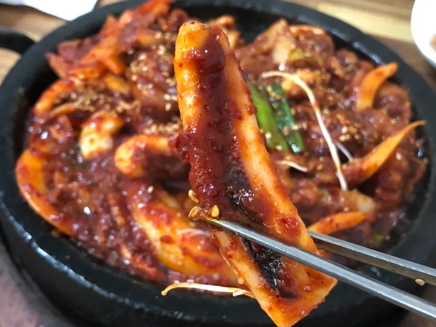 젓가락으로 들어 올린 두툼한 오징어