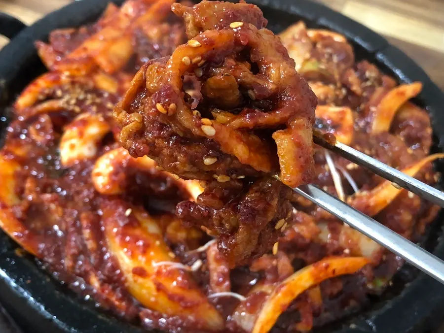 양념이 밴 제육과 오징어 한 점