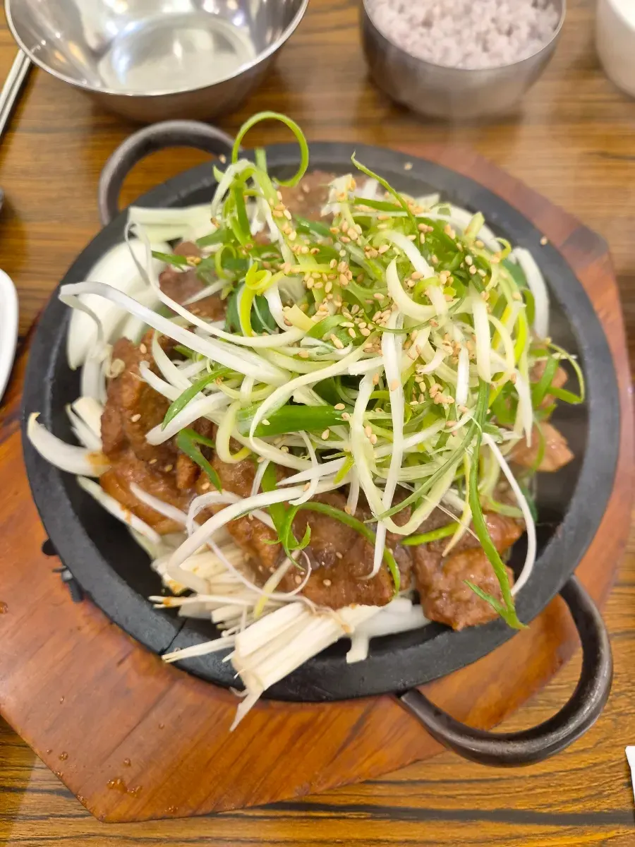 Table spread of stone-plate buja seokgalbi at Banwoldang Buja Sikdang Suseong Branch