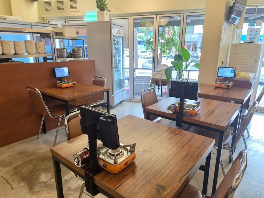 Clean, neatly decorated interior of Banwoldang Buja Sikdang Suseong Branch