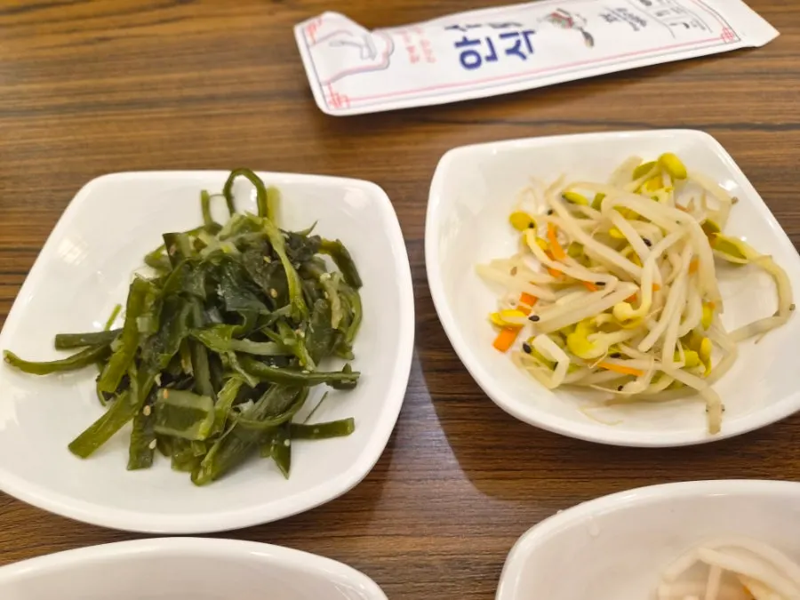 Side dishes including seaweed stem and seasoned bean sprouts