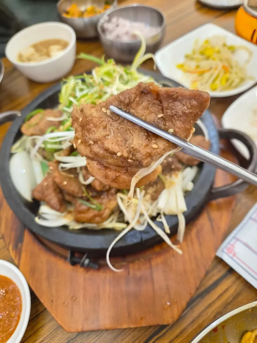 Stone-plate seokgalbi piled high with shredded scallions