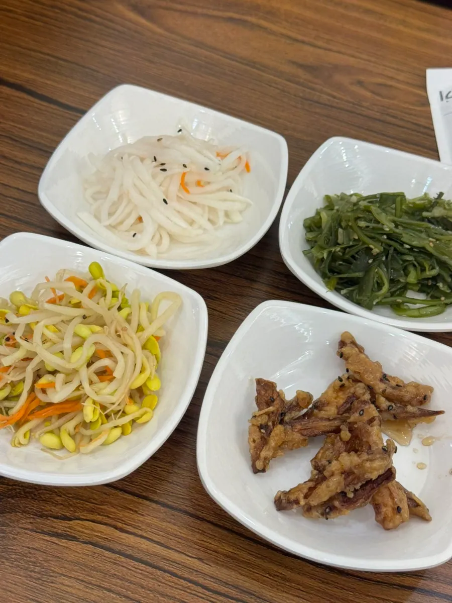 Full spread of stone-plate buja seokgalbi
