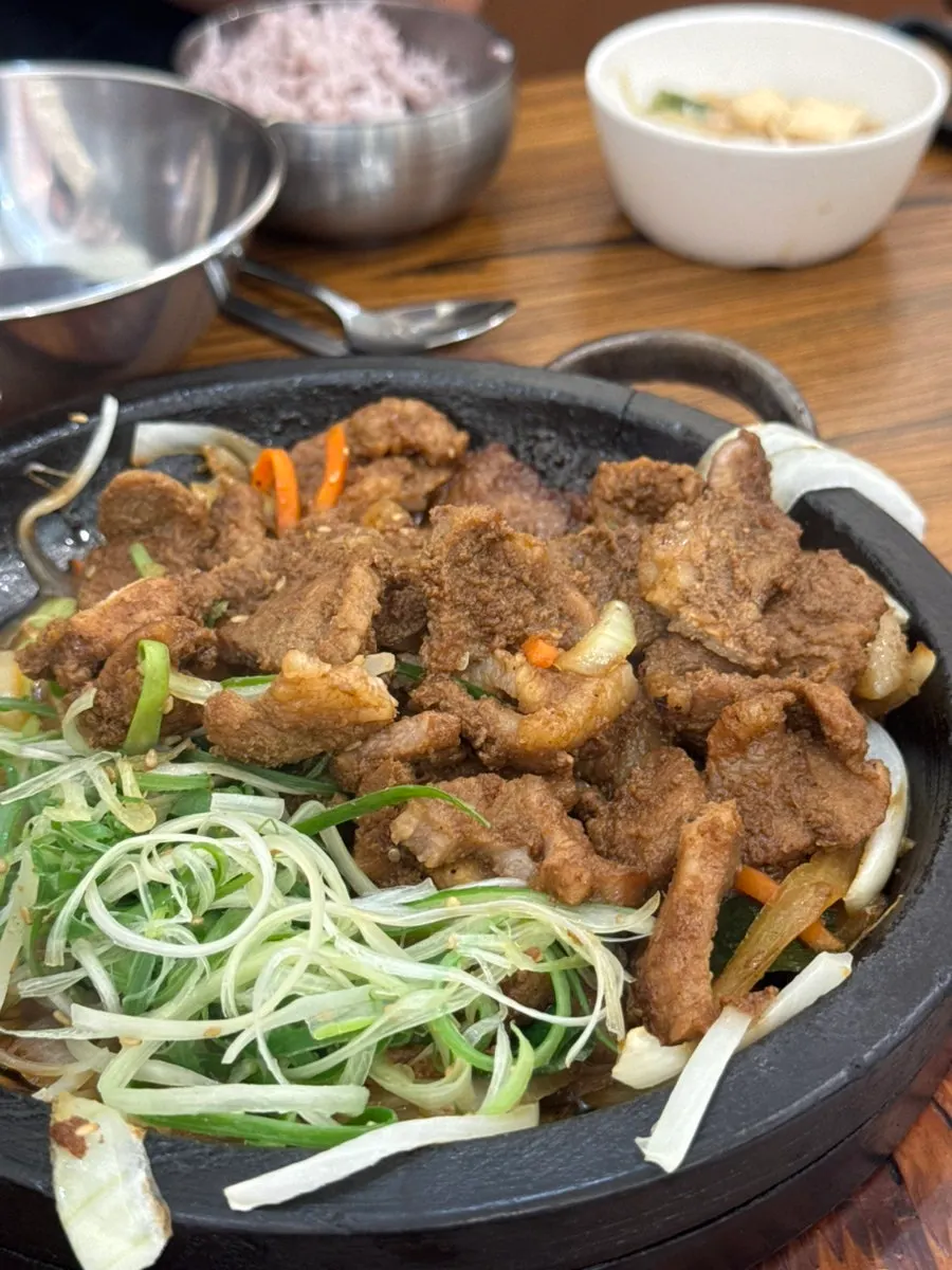 Side dish plates at Banwoldang Buja Sikdang Suseong Branch