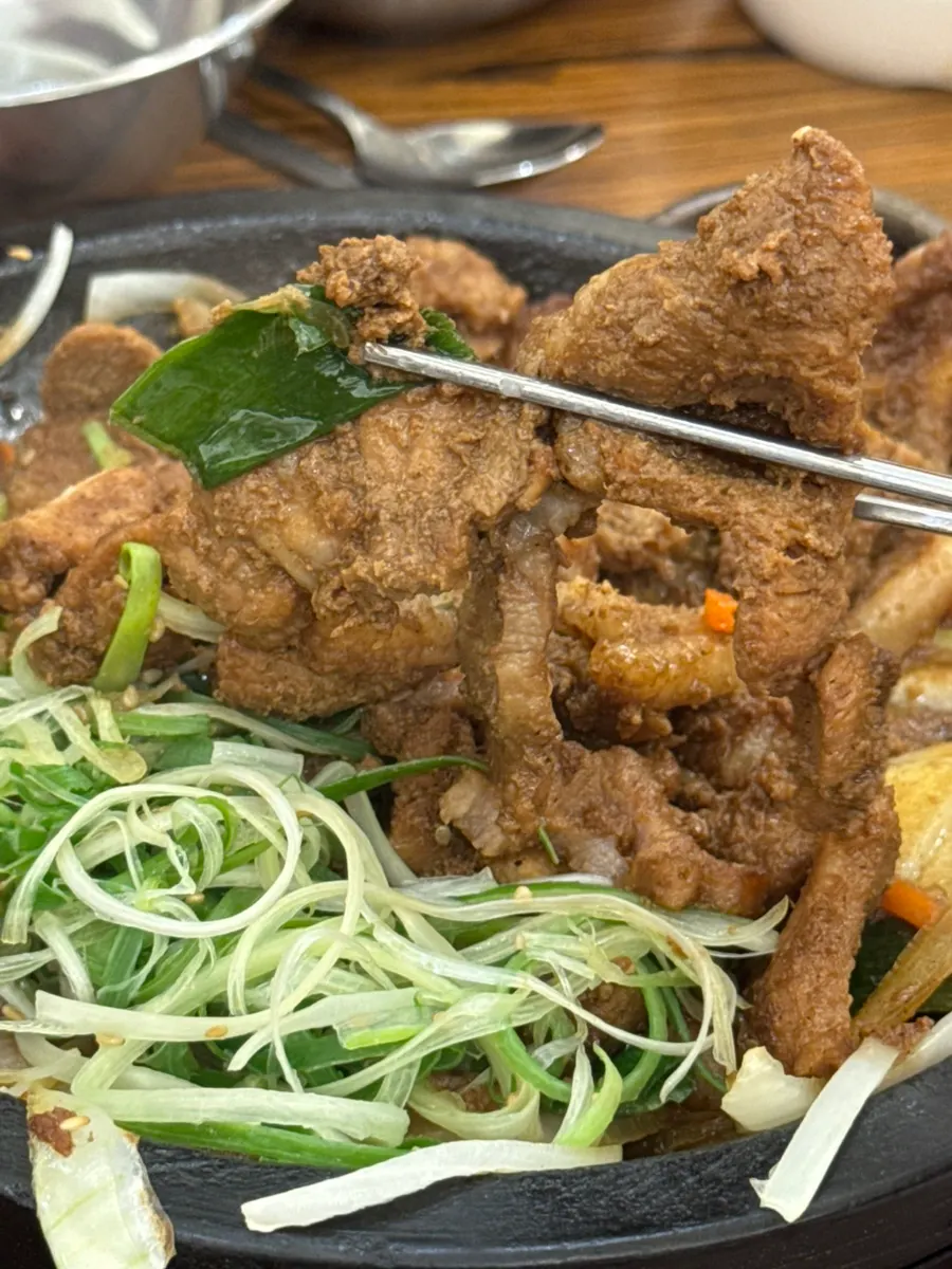 A meal of meat, rice, and cheonggukjang eaten together
