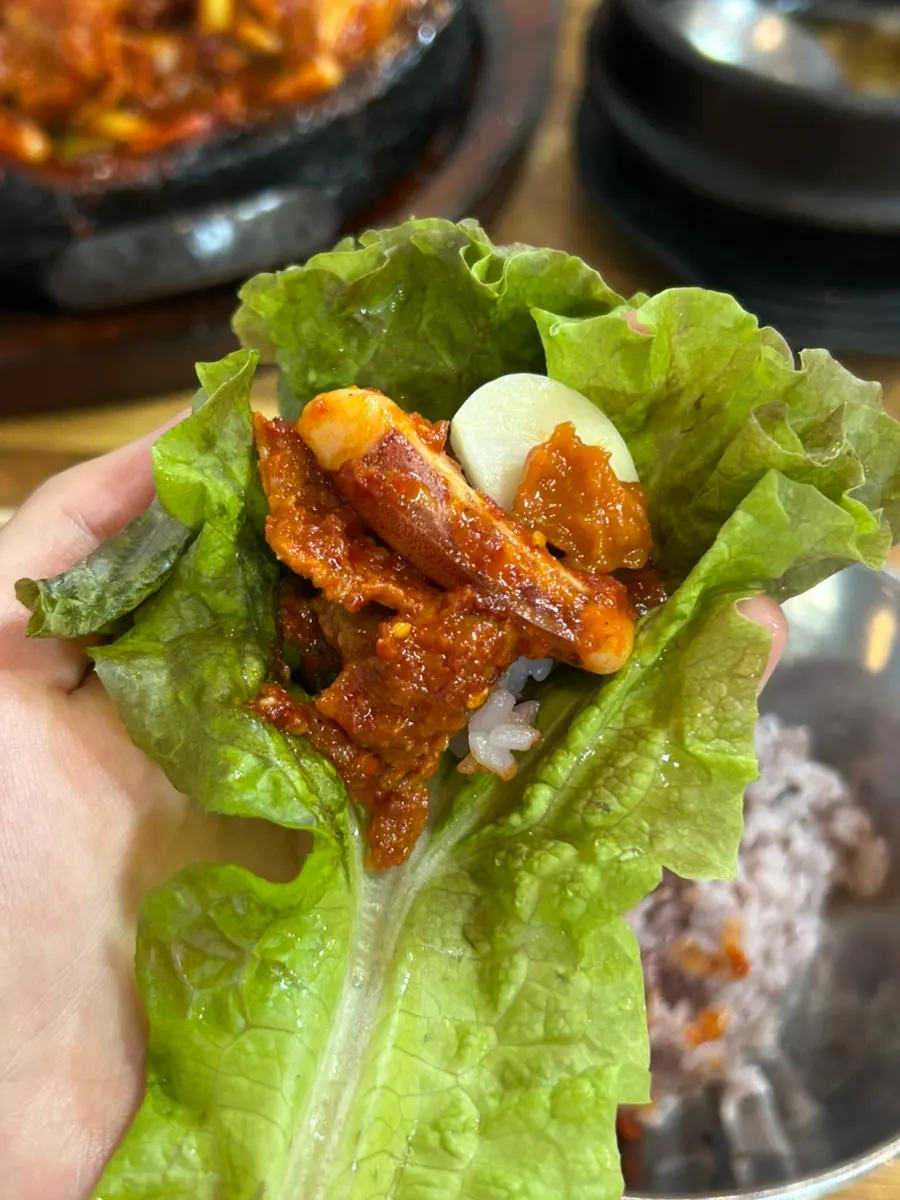 Pork lettuce wrap with sliced garlic and ssamjang