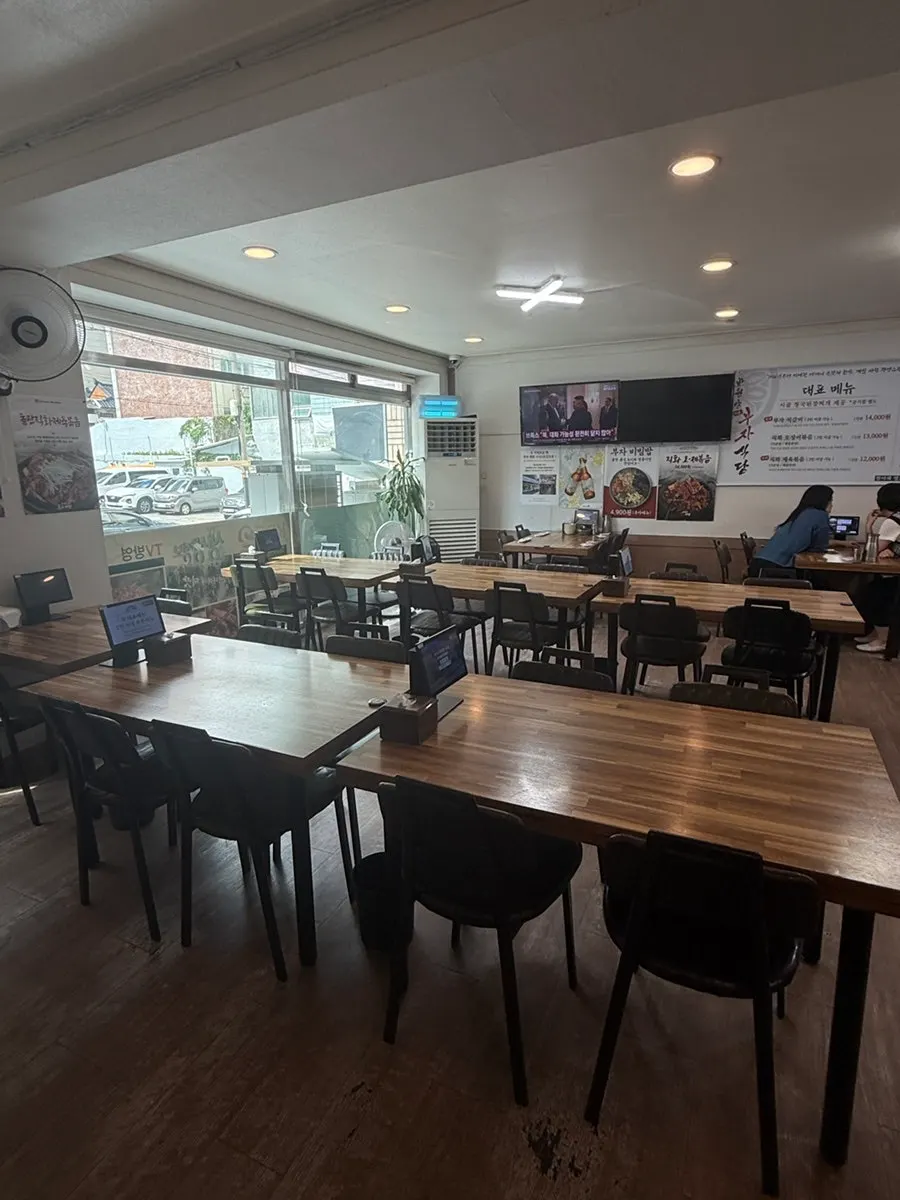 Spacious interior seating at Banwoldang Bujasikdang