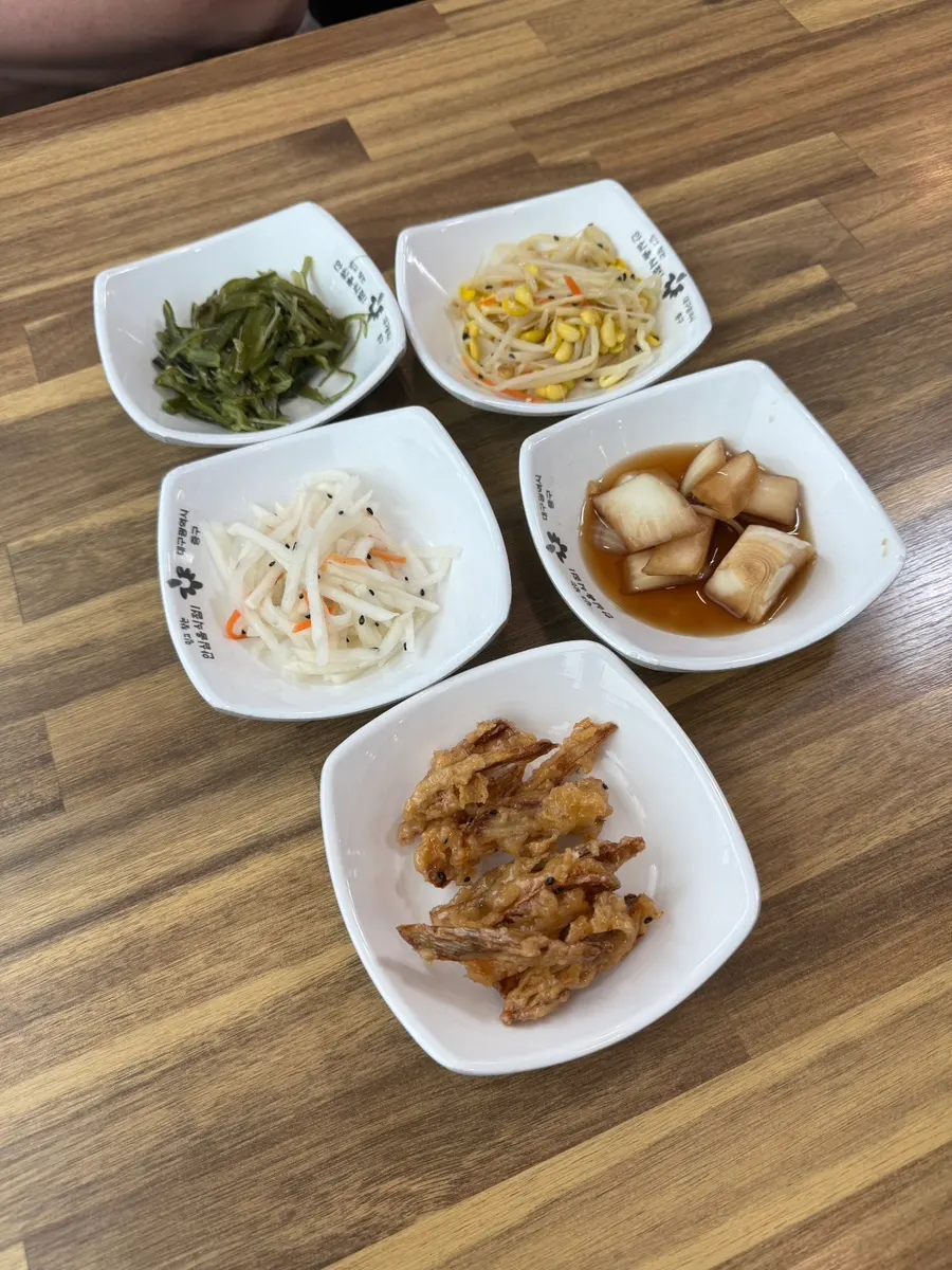 Lettuce, ssamjang, and peppers brought from the self-serve bar