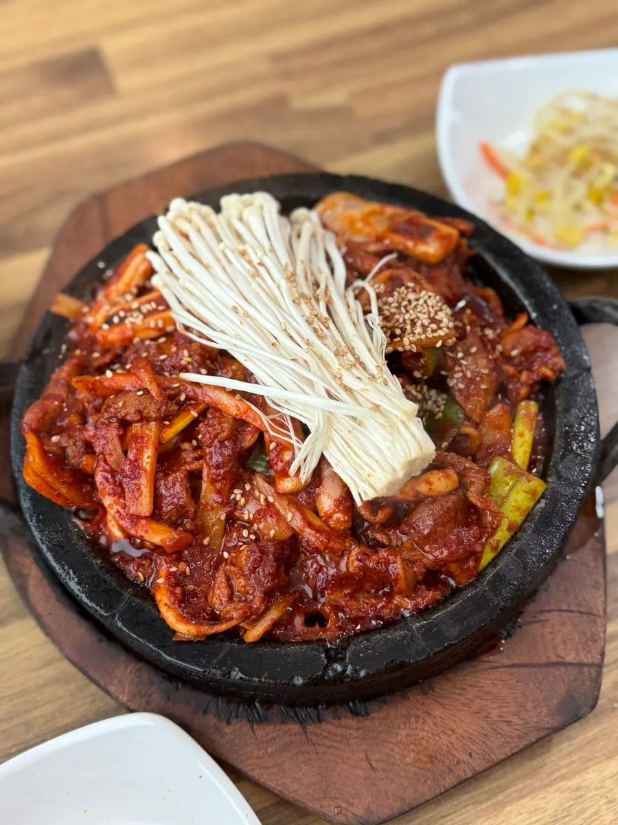 Squid-pork stir-fry sizzling on the hot plate