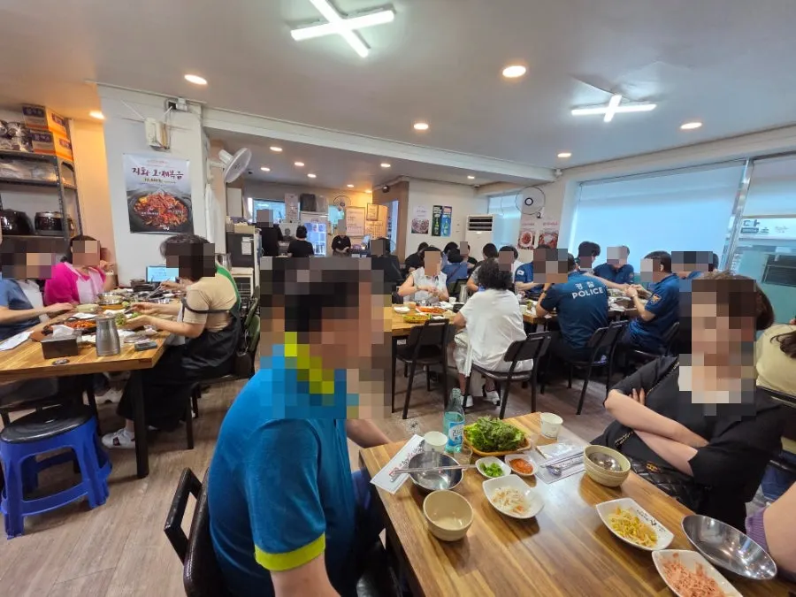 Inside Banwoldang Bujasikdang, packed with customers