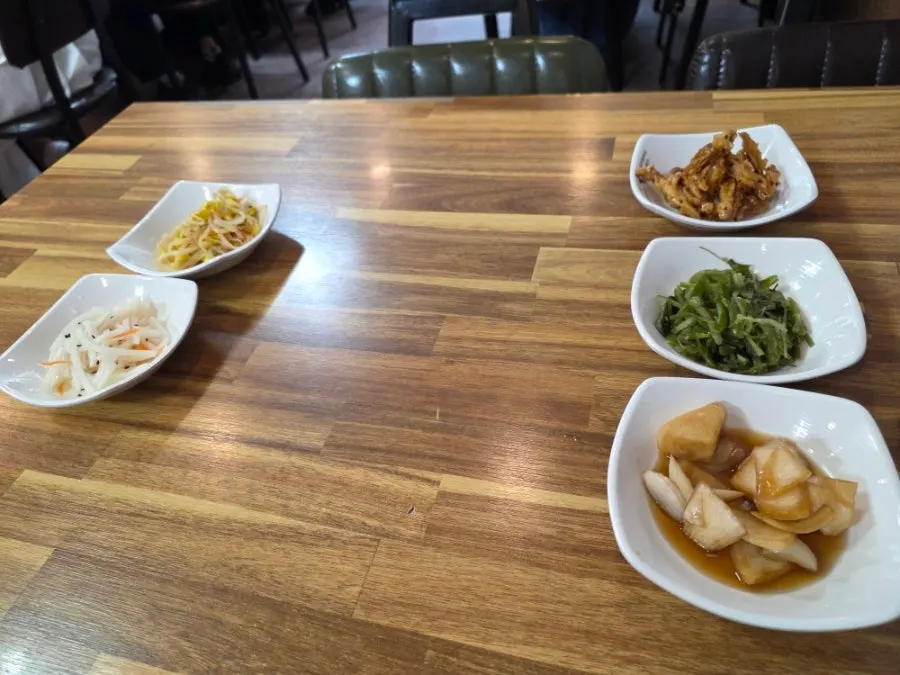 Basic side dishes including bean sprouts and seaweed stem