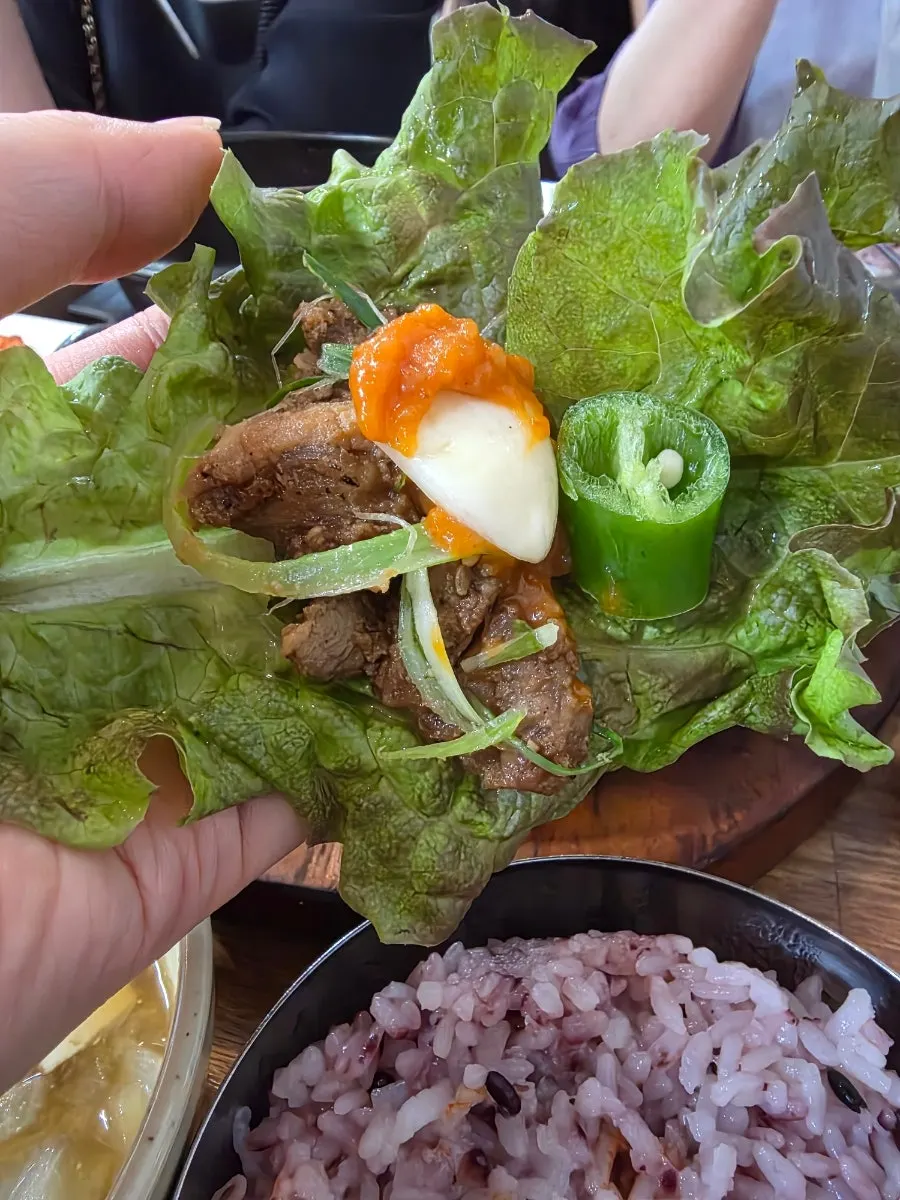 Lettuce wrap with meat and garlic