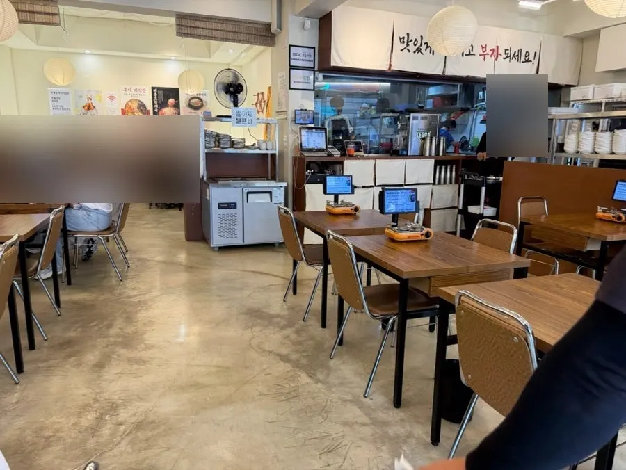 평일 점심 손님이 있는 매장 내부 테이블