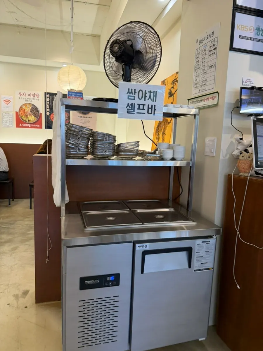 셀프 쌈야채 코너에 놓인 상추와 쌈장