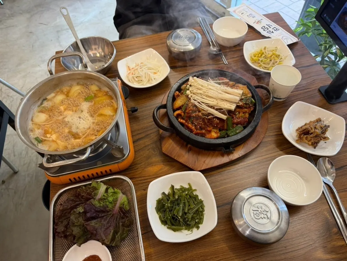 직화오제볶음과 된장전골이 차려진 한 상